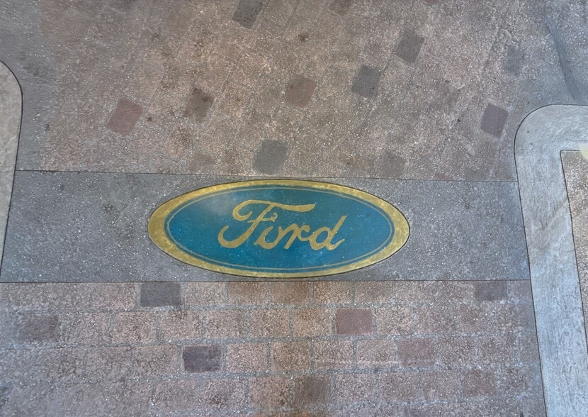 More Photos Of 6500 N Western Ave, Chicago General Retail For Sale