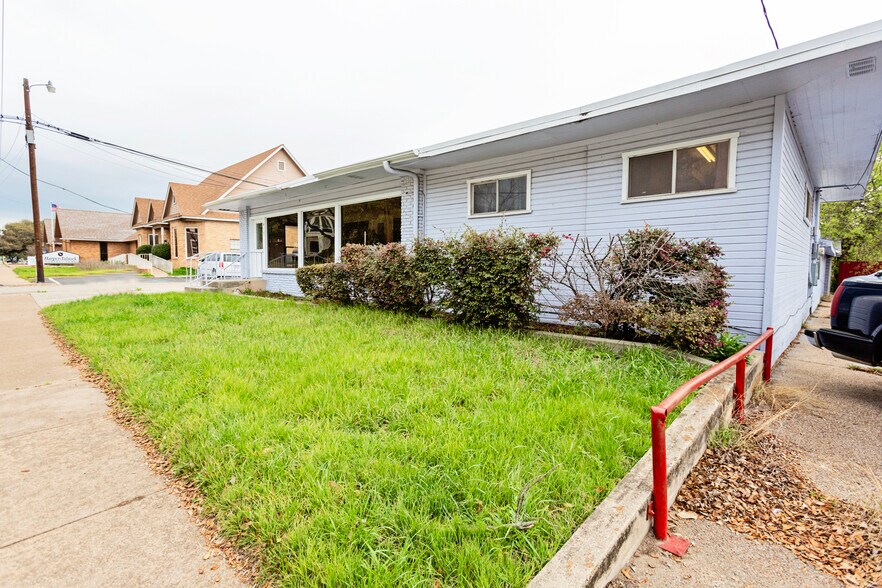 More Photos Of 415 N Main St, Belton General Retail For Sale