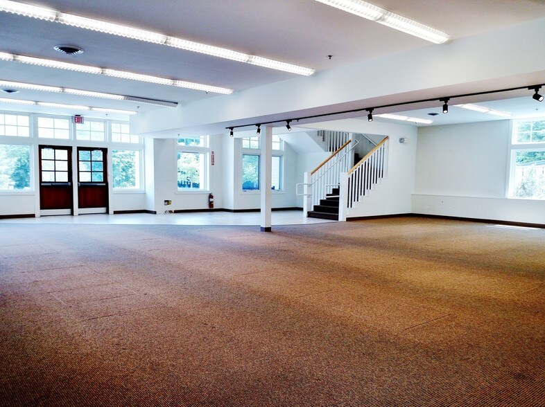 More Photos Of 96 Depot St, Manchester Center Freestanding For Lease