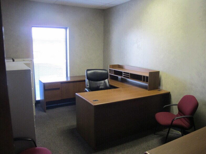 More Photos Of 3003 E Chestnut Expy, Springfield Office For Sale