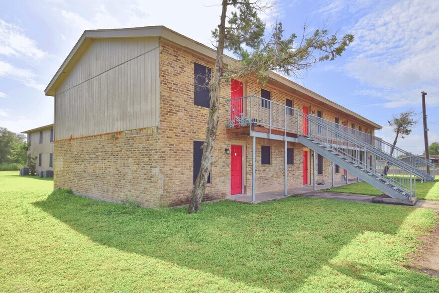 More Photos Of 303-511 E Reagan Rd, Beeville Multifamily For Sale
