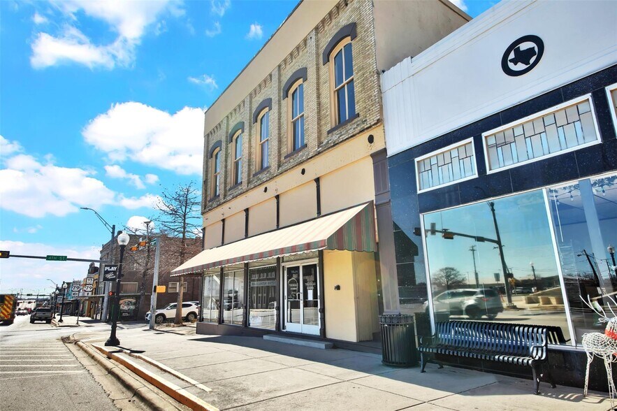 More Photos Of 401 N Main St, Taylor Storefront Retail Office For Sale