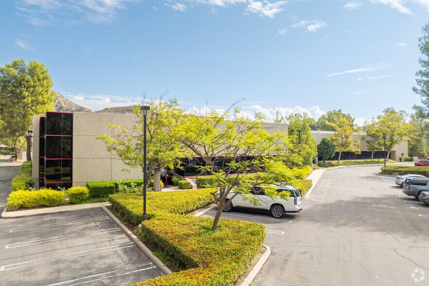 More Photos Of 2665 Park Center Dr, Simi Valley Warehouse For Lease