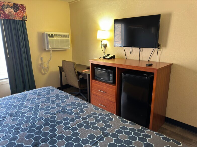 More Photos Of 815 S 1st St, Waite Park Hotel For Sale