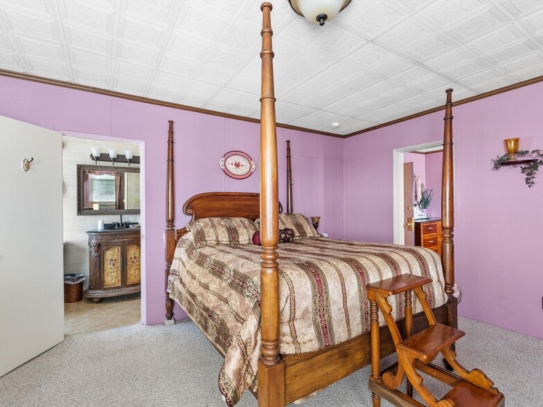 More Photos Of 201 Steele St, Algoma Hotel For Sale