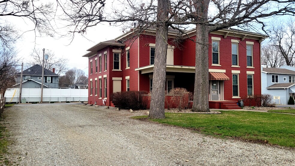 More Photos Of 1015 E Center St, Warsaw Office For Sale