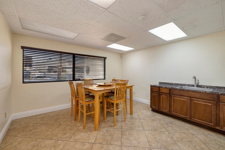 More Photos Of 2950 E Flamingo Rd, Las Vegas Office For Lease