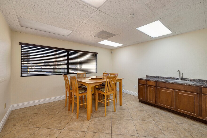 More Photos Of 2950 E Flamingo Rd, Las Vegas Office For Sale