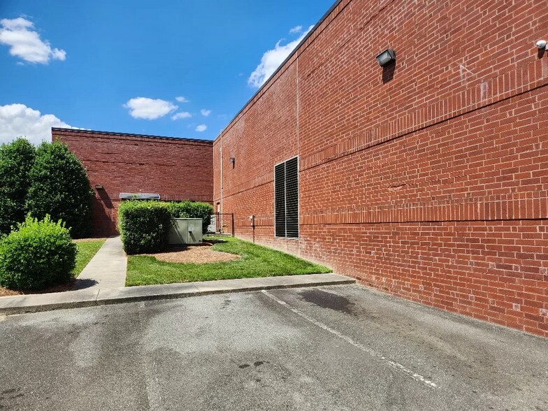 More Photos Of 10617 Southern Loop Blvd, Pineville Light Manufacturing For Lease