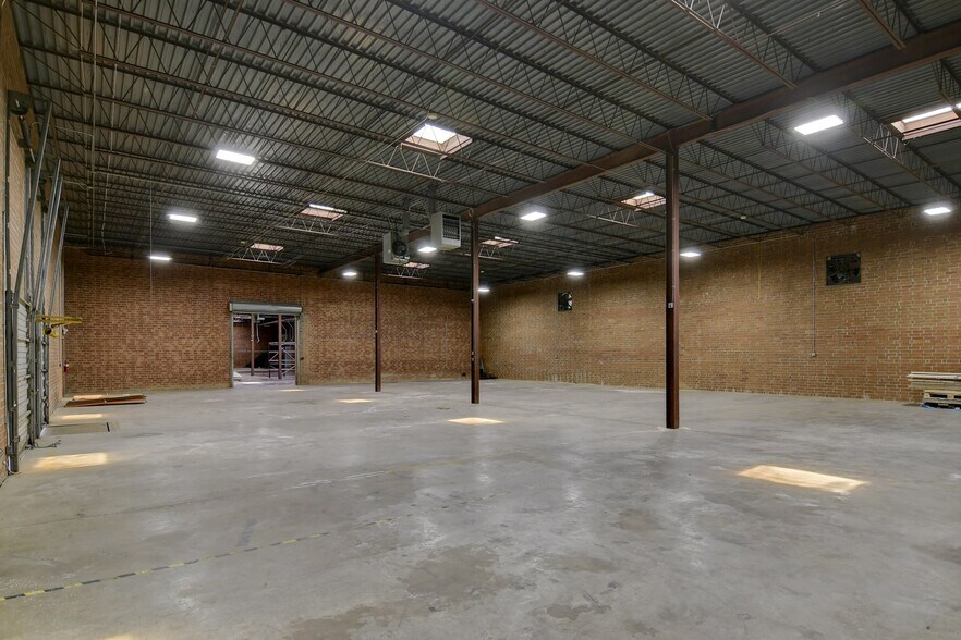 More Photos Of 902 Norwalk St, Greensboro Warehouse For Lease