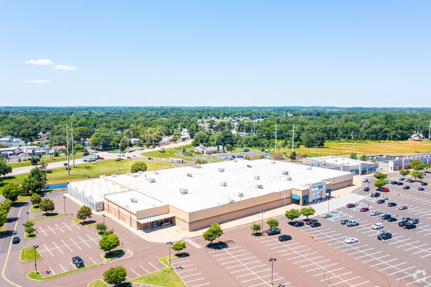 More Photos Of 100 Commerce Cir, Bristol Freestanding For Lease