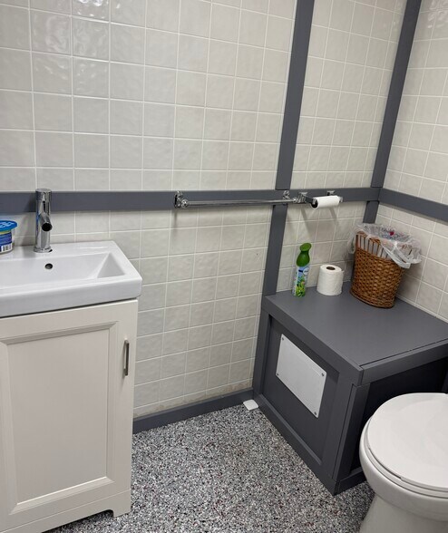 More Photos Of 121 S State St, Belvidere Flex For Sale