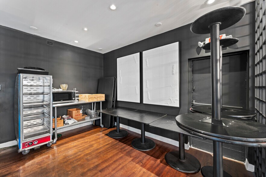 More Photos Of 281 W Main St, Ventura Storefront Retail Residential For Sale