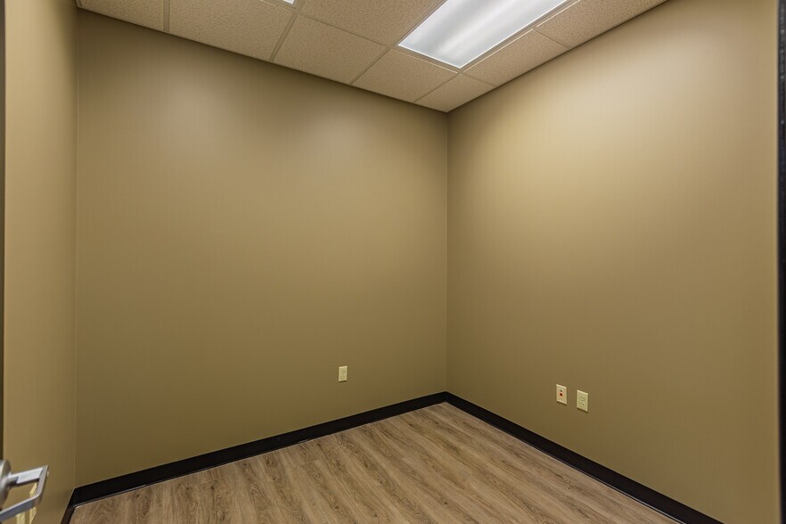 More Photos Of 120 Center Pointe Dr, Clarksville Office For Lease