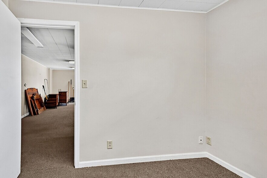 More Photos Of 7102 E Pendleton Pike, Indianapolis Office For Sale