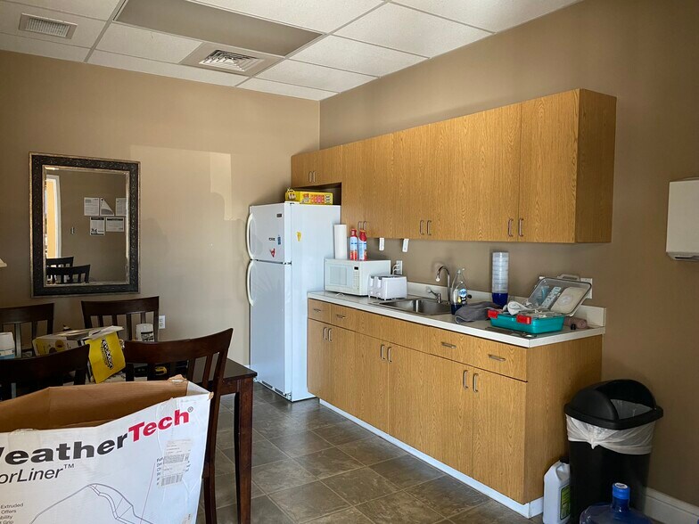 More Photos Of 1955-1959 Phelps St, Springfield Freestanding For Lease