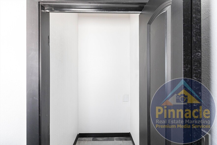 More Photos Of 24690 Sandhill Blvd, Punta Gorda Warehouse For Lease