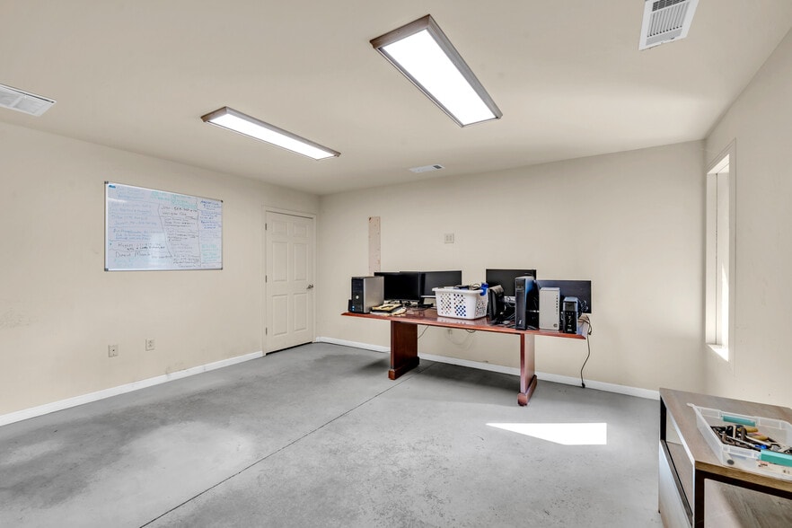 More Photos Of 368 Nike Rd, Jeffersonville Distribution For Lease