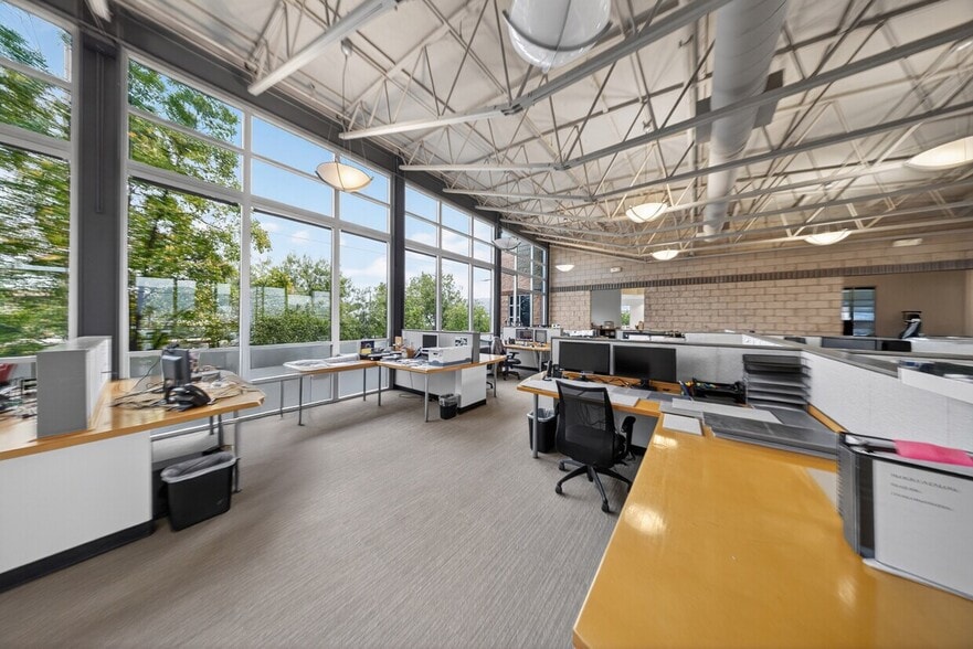 More Photos Of 3500 W Burbank Blvd, Burbank Office For Lease