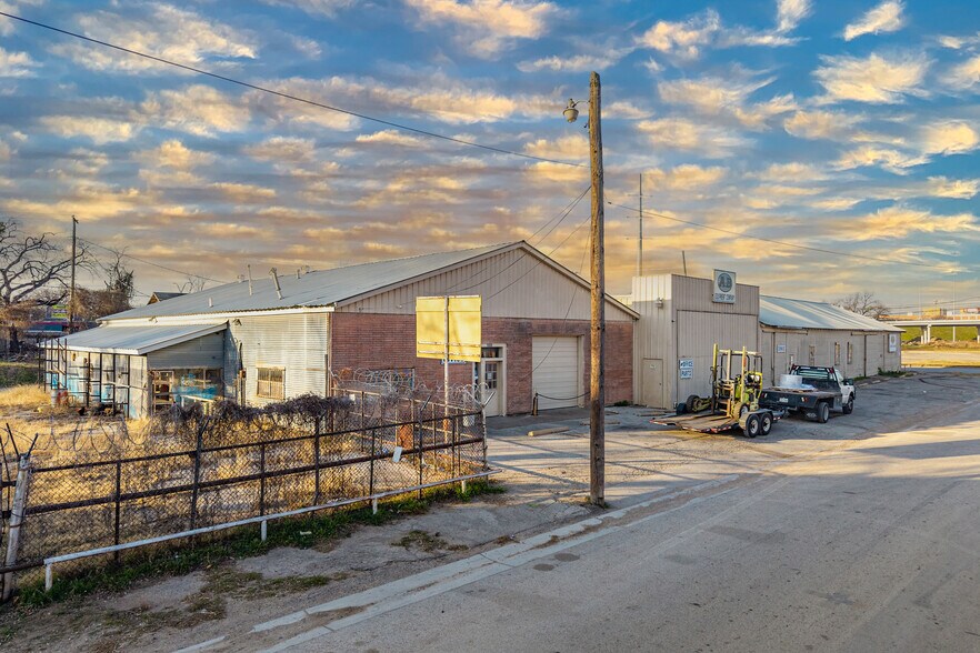 More Photos Of 1808 Bomar Ave, Fort Worth General Retail For Sale