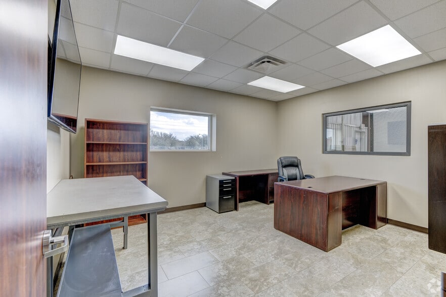 More Photos Of 13802 Furman Rd, Houston Warehouse For Lease