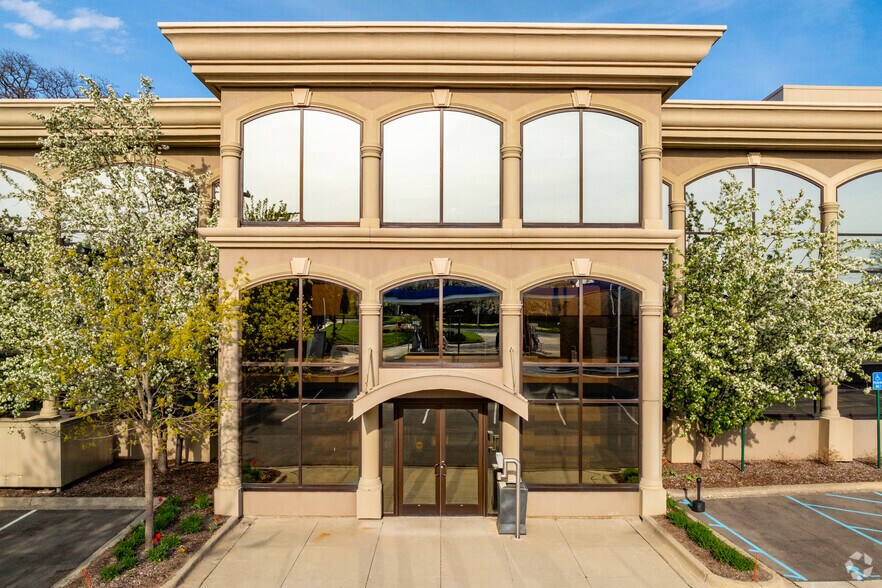 More Photos Of 21 E Long Lake Rd, Bloomfield Hills Office For Lease