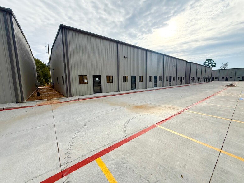 More Photos Of 837 Santa Fe St, Conroe Industrial For Lease