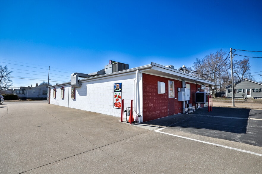 Primary Photo Of 1103 E Acton Ave, Wood River General Retail For Sale