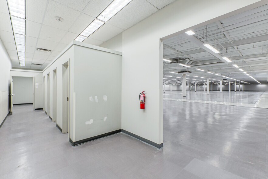 More Photos Of 3660 S 16th Ave, Tucson Department Store For Lease