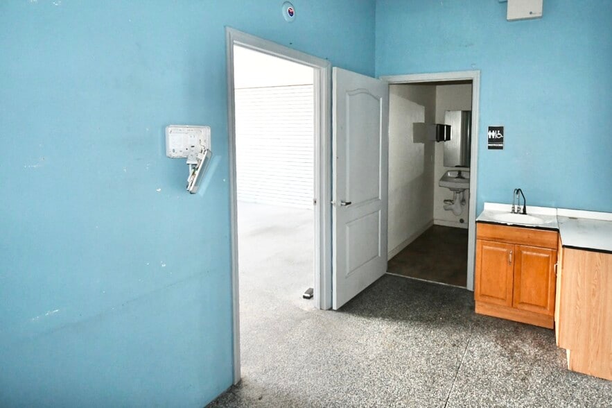 More Photos Of 17218 Toledo Blade Blvd, Port Charlotte Unknown For Lease