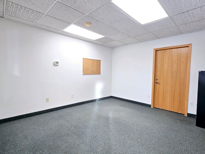 More Photos Of 5833 Pecan St, North Branch Office For Sale