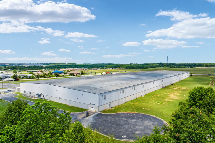 More Photos Of 41 N Industrial Dr, Calera Distribution For Lease