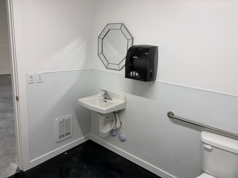 More Photos Of 2819 E 14th N, Ammon Warehouse For Lease