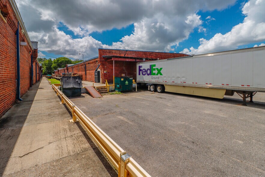 More Photos Of 827 Douglas Ave, Portsmouth Warehouse For Lease