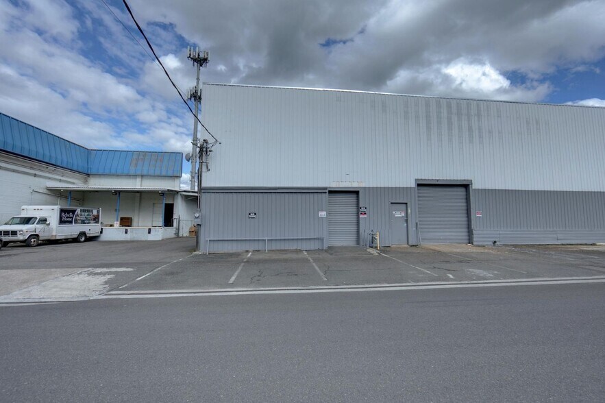 More Photos Of 323 S Fir St, Medford Warehouse For Sale