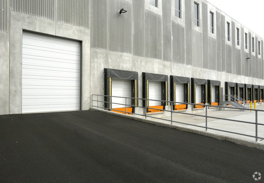 More Photos Of 400 Huyler St, South Hackensack Warehouse For Lease