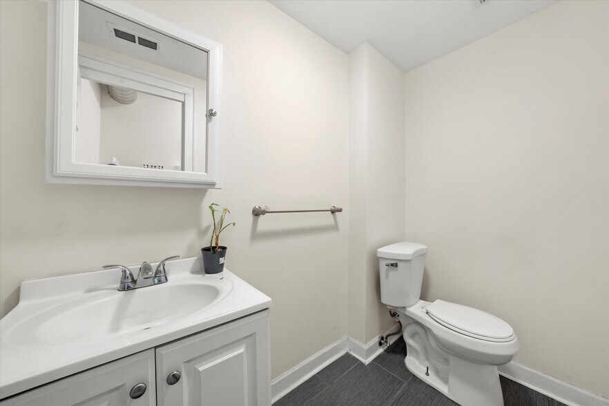 More Photos Of 1056 N Ashland Ave, Chicago Storefront Retail Residential For Lease