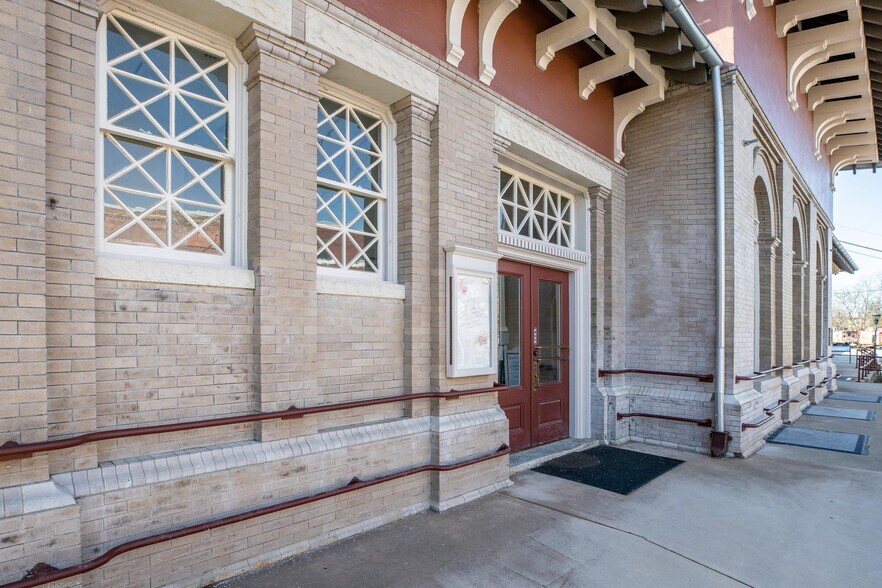 More Photos Of 12 Middlebrook Ave, Staunton Restaurant For Lease