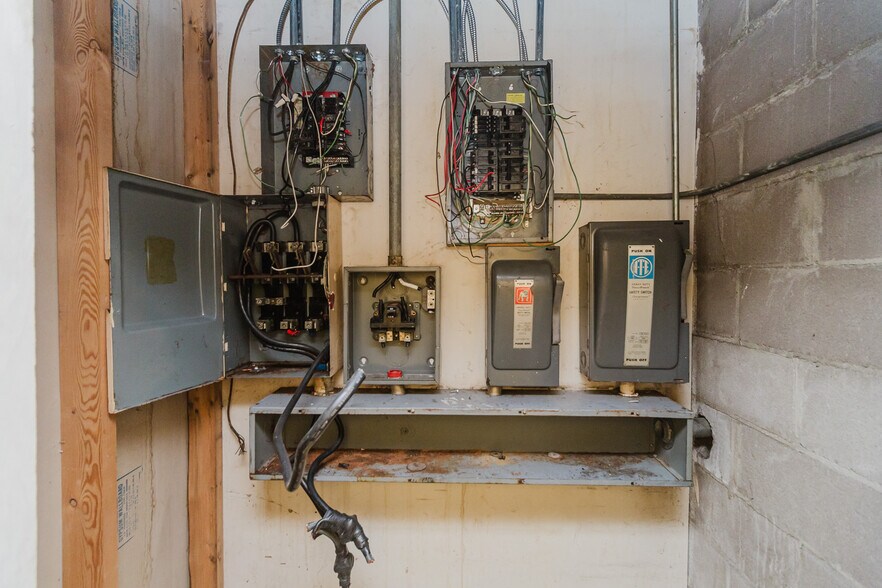 More Photos Of 1015 S Meridian Ave, Wichita Auto Repair For Sale