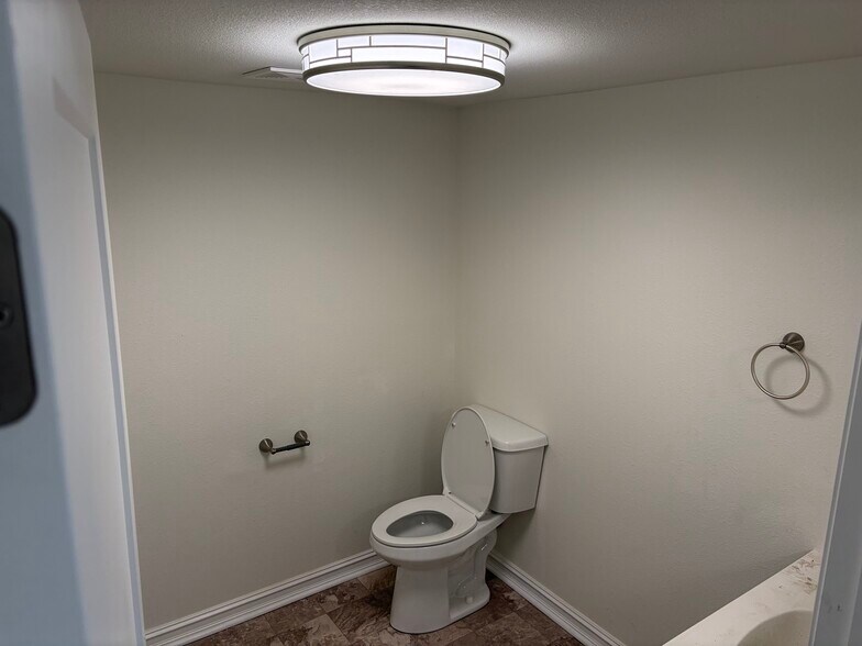 More Photos Of 9216 N Garnett Rd, Owasso Office For Lease