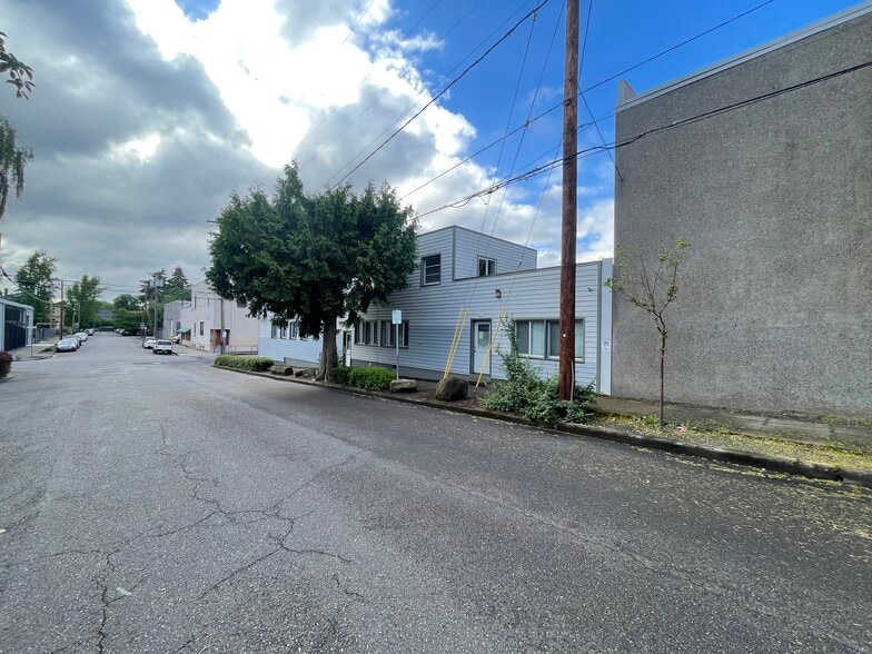 More Photos Of 930 SE Lincoln St, Portland Warehouse For Sale