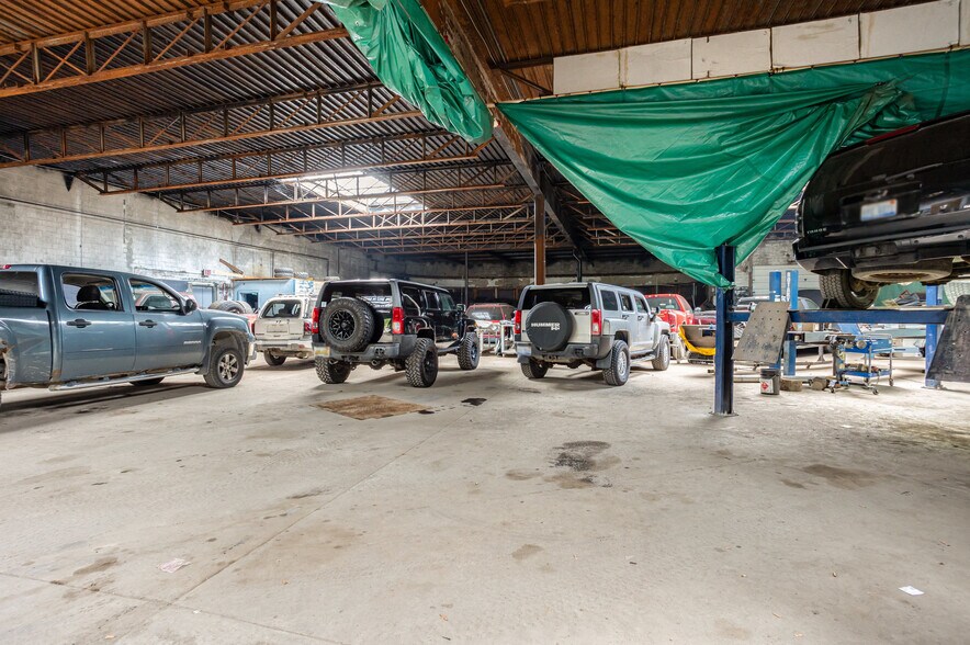 More Photos Of 1322 E Genesee Ave, Saginaw Showroom For Sale