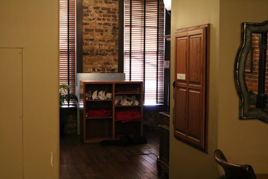 More Photos Of 111 E Erwin St, Tyler Storefront Retail Office For Sale