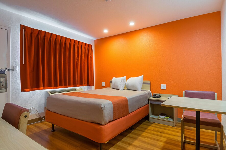 More Photos Of 14685 Warren St, Lost Hills Hotel For Sale