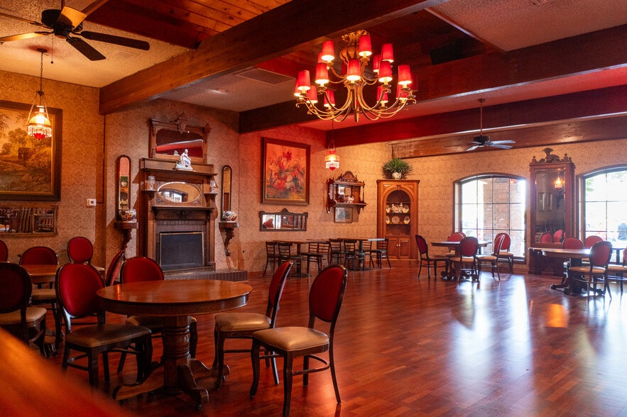 More Photos Of 1800 N Palm Canyon Dr, Palm Springs Restaurant For Sale