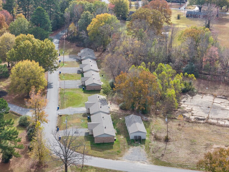 More Photos Of 16 Linder Rd, Greenbrier Apartments For Sale