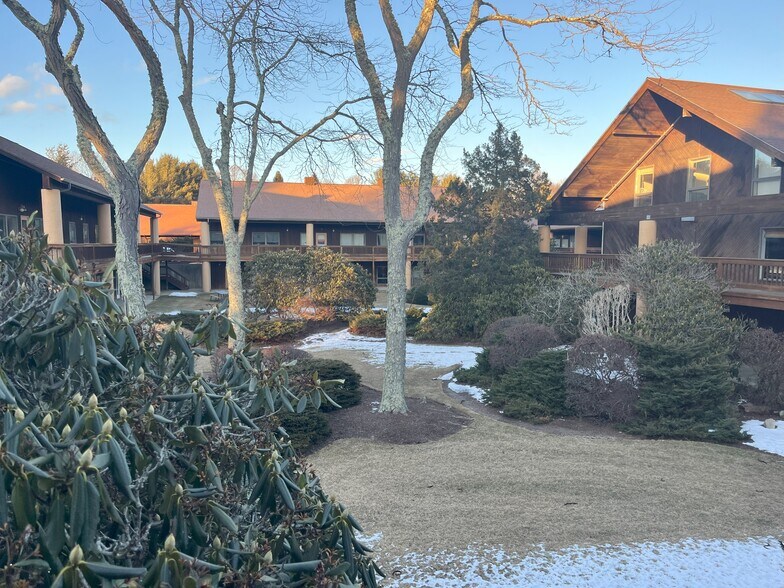 More Photos Of 24 Salt Pond Rd, Wakefield Medical For Lease