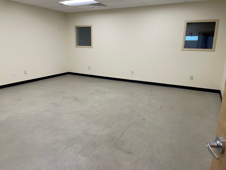 More Photos Of 700 Columbia St, Brooklyn Warehouse For Lease