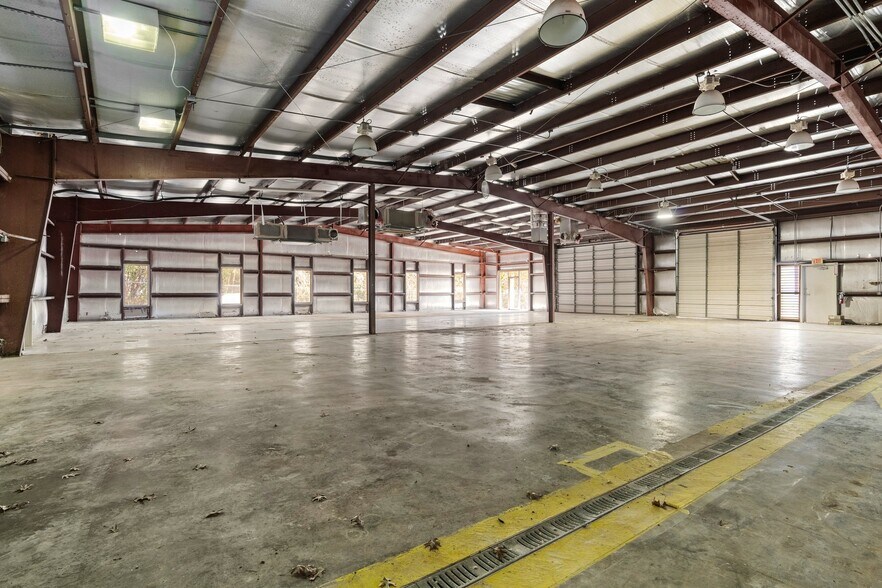 More Photos Of 3607 N Loop 336, Conroe Light Manufacturing For Lease