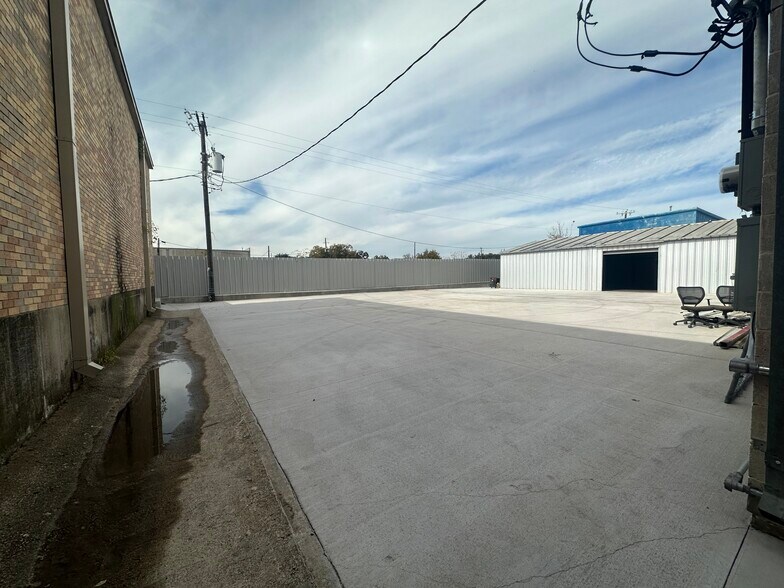 More Photos Of 10411 Harry Hines Blvd, Dallas Auto Dealership For Lease
